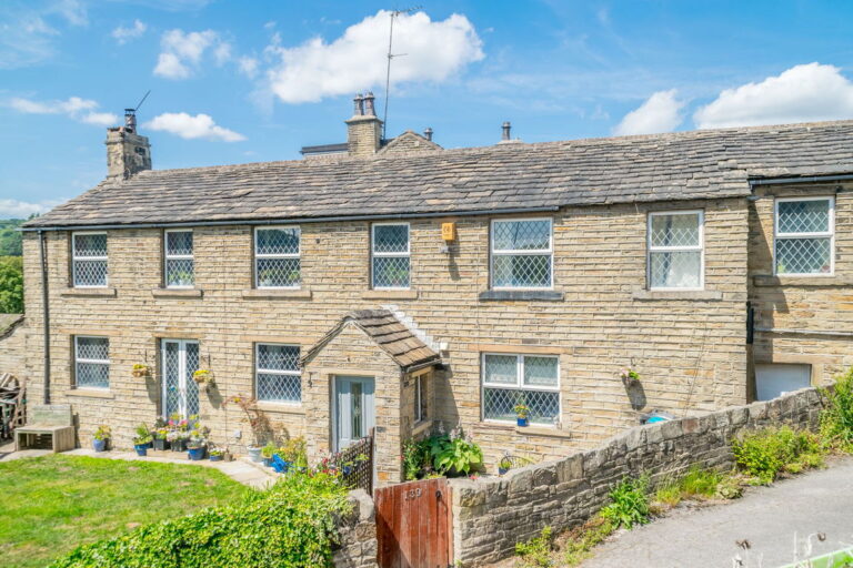 Penistone Road, Kirkburton, Huddersfield, HD8 0RB
