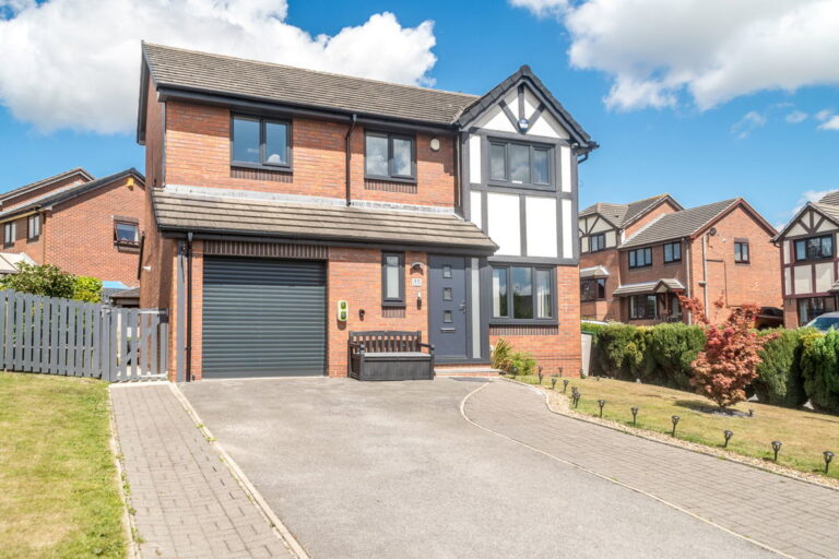 Sorbus Way, Lepton, HD8