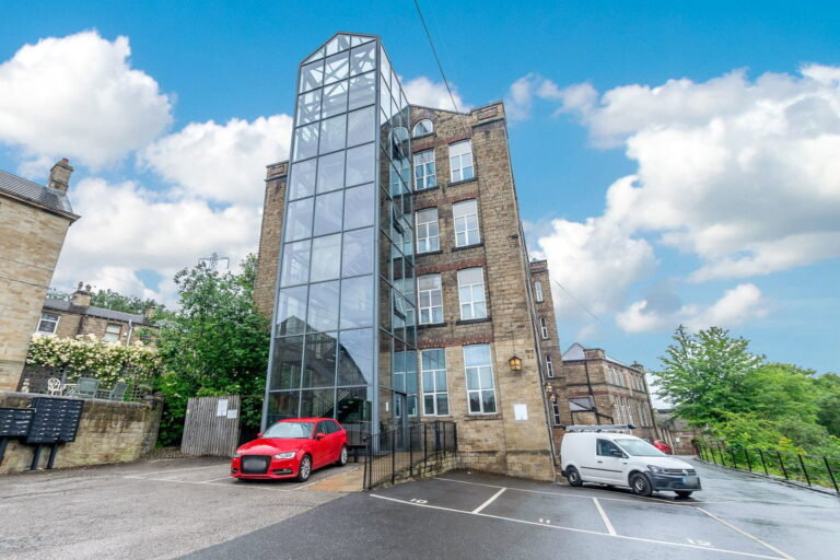 Fearnley Mill Drive, Huddersfield, HD5